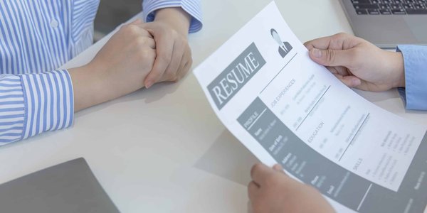 Quelles compétences en négociation et diplomatie peut-on développer en jouant à « Crusader Kings III »?